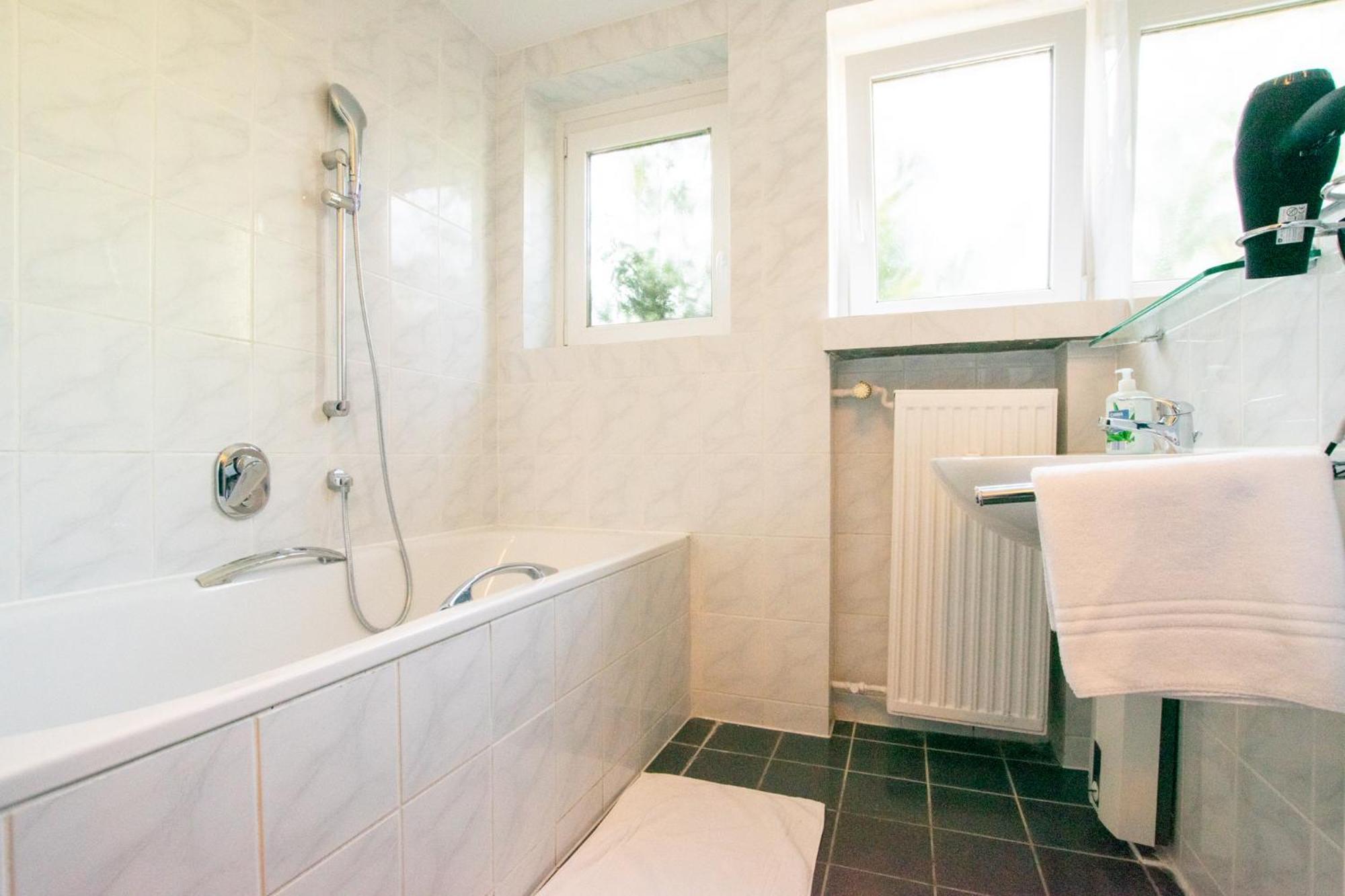 Raj Living - 1 , 3 And 4 Room Apartments - 20 Min Messe Dus & Airport Dus Мербуш Экстерьер фото